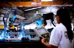 Fábrica de caminhões no interior do Paraná utiliza robôs na linha de produção